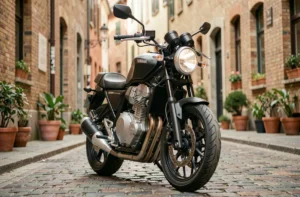 Yamaha XSR 155 garée sur des pavés en ville, vue trois quarts avant mettant en valeur son design rétro-moderne